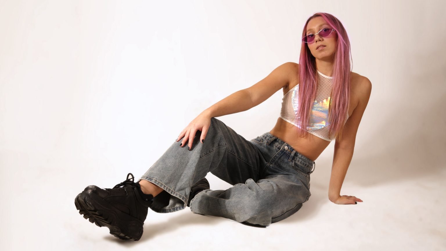 đ«đ· Interview exclusive avec ROXIE, la rage douce dâune passionnĂ©e de lâombre